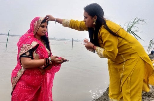 बागपत के शुगर मिल स्थित दुर्गा मंदिर में छठ पूर्व पर पानी में खड़ी होकर भगवान सूर्य को अर्घ्य बागपत के शुगर मिल स्थित दुर्गा मंदिर में छठ पूर्व पर पानी में खड़ी होकर भगवान सूर्य को अर्घ्य