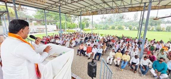 भाजपा प्रदेश महामंत्री को सरदार पटेल की तस्वीर भेंट करते पदाधिकारी। 