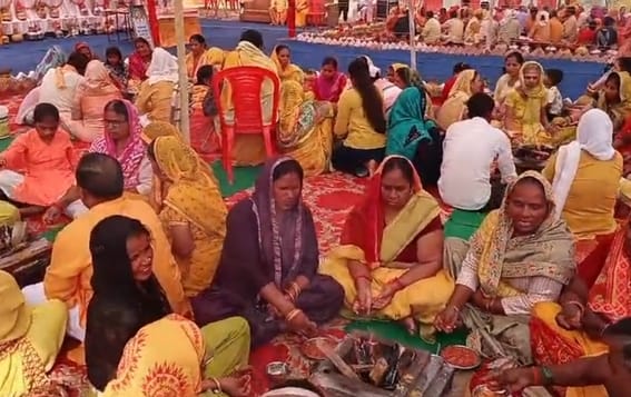 बिजनौर में कुटिया कालोनी में छठ पूजा पर डूबते सूर्य को अर्घ्य देती महिला श्रद्घालु। संवाद