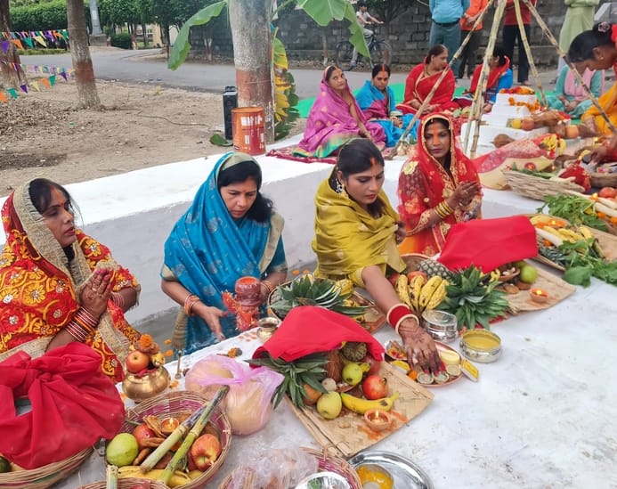 बिजनौर में कुटिया कालोनी में छठ पूजा पर डूबते सूर्य को अर्घ्य देती महिला श्रद्घालु। संवाद