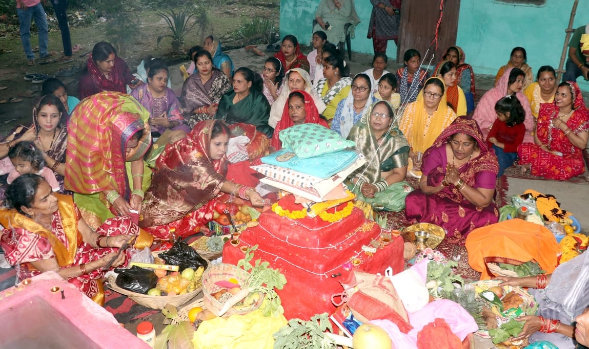 बिजनौर में कुटिया कालोनी में छठ पूजा पर डूबते सूर्य को अर्घ्य देती महिला श्रद्घालु। संवाद