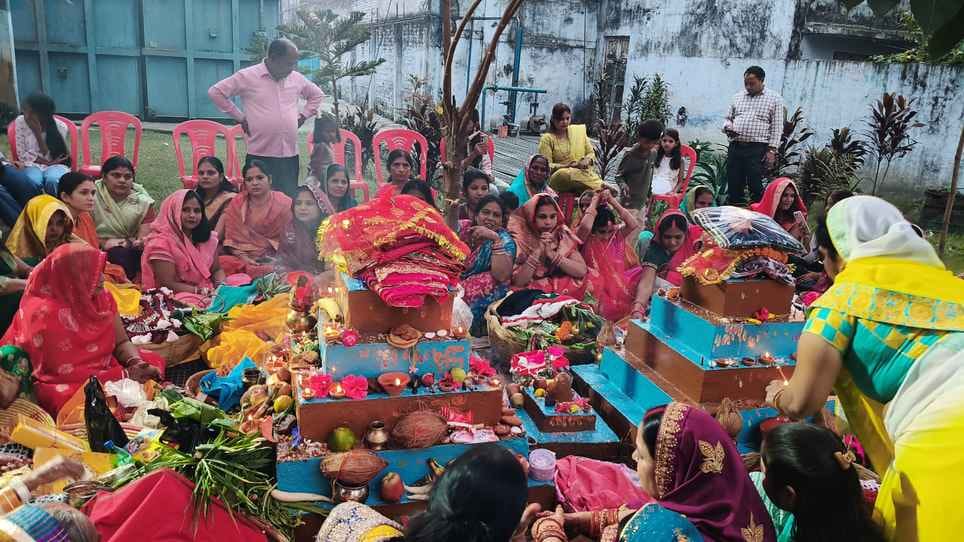 बिजनौर में कुटिया कालोनी में छठ पूजा पर डूबते सूर्य को अर्घ्य देती महिला श्रद्घालु। संवाद