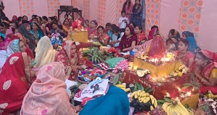 बिजनौर में कुटिया कालोनी में छठ पूजा पर डूबते सूर्य को अर्घ्य देती महिला श्रद्घालु। संवाद