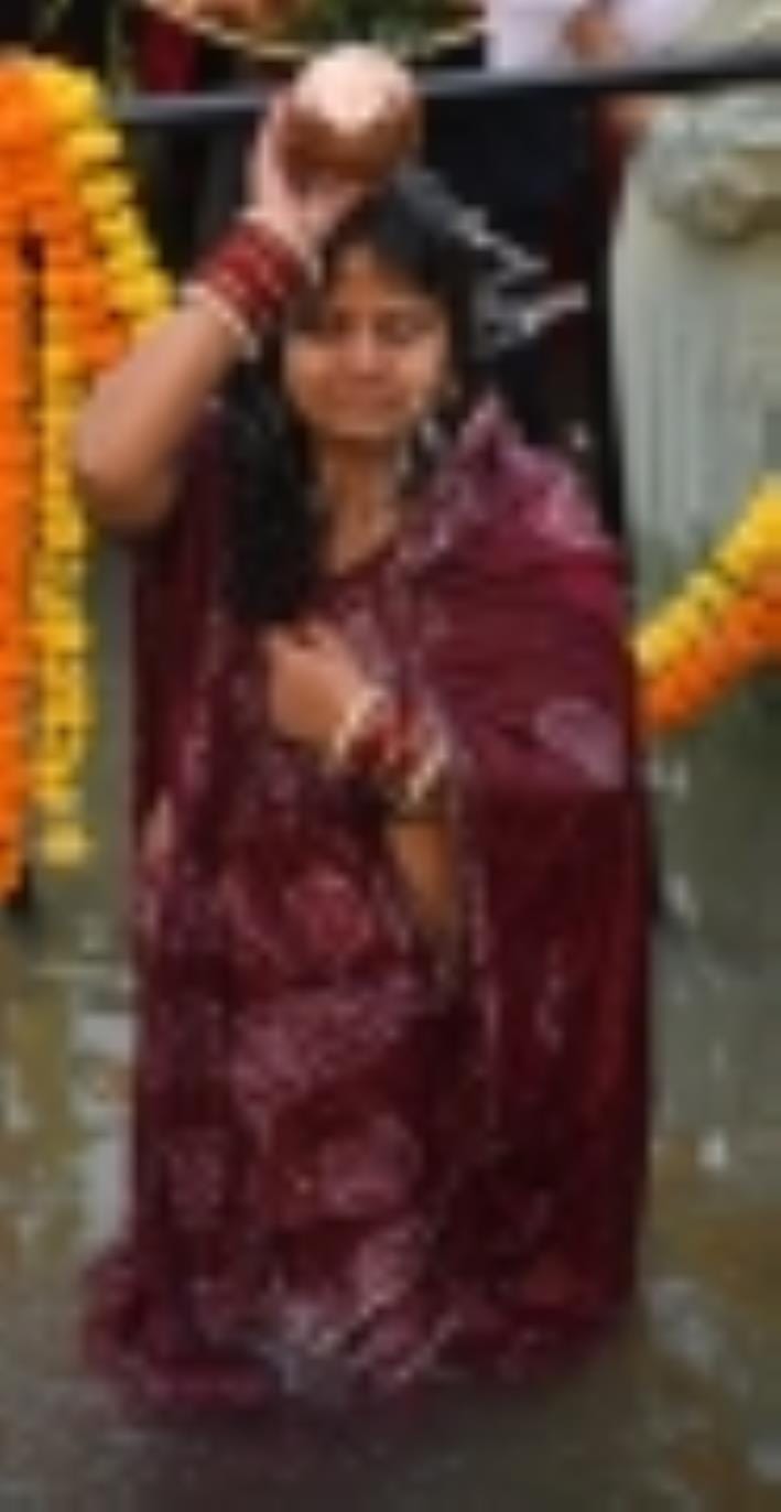 छठ मैया का पूजन करते श्रद्धालु। छठ मैया का पूजन करते श्रद्धालु।