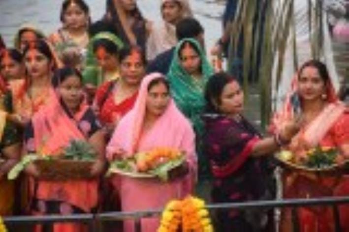 छठ मैया का पूजन करते श्रद्धालु। छठ मैया का पूजन करते श्रद्धालु।