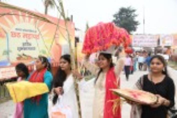 छठ मैया का पूजन करते श्रद्धालु। छठ मैया का पूजन करते श्रद्धालु।