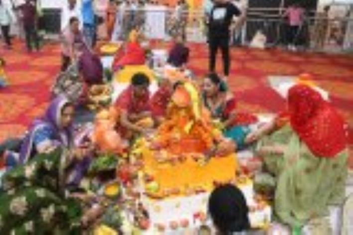छठ मैया का पूजन करते श्रद्धालु। छठ मैया का पूजन करते श्रद्धालु।