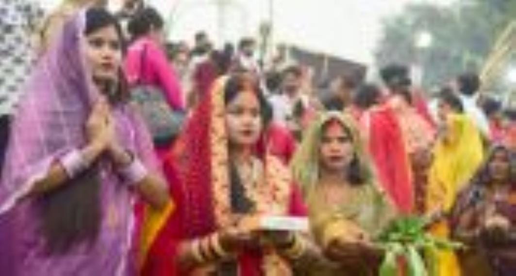 छठ मैया का पूजन करते श्रद्धालु। छठ मैया का पूजन करते श्रद्धालु।