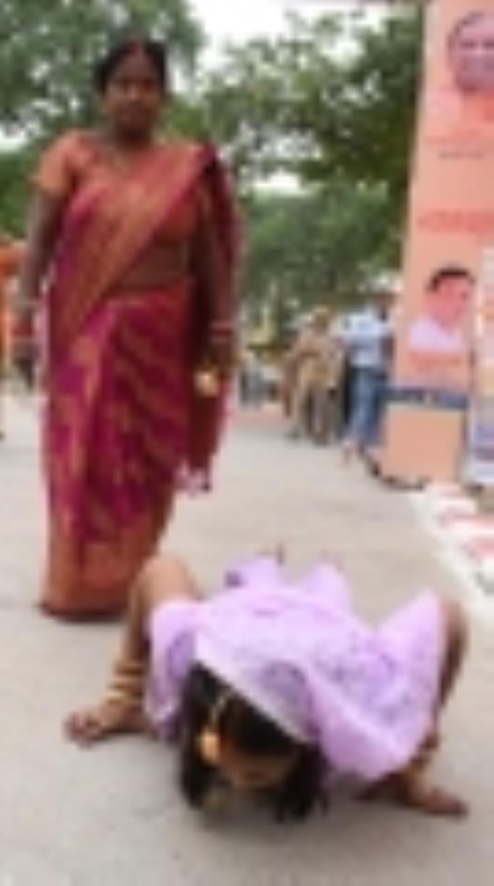 छठ मैया का पूजन करते श्रद्धालु। छठ मैया का पूजन करते श्रद्धालु।