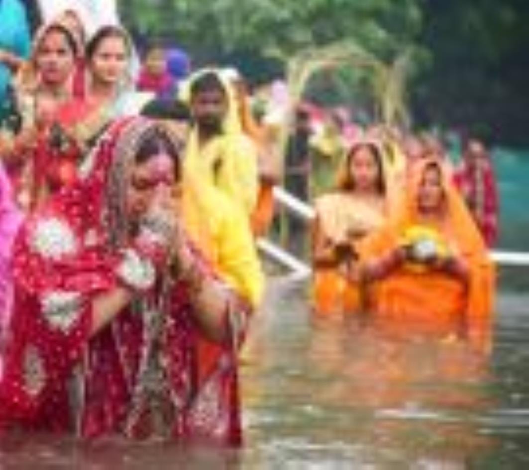 छठ मैया का पूजन करते श्रद्धालु। छठ मैया का पूजन करते श्रद्धालु।