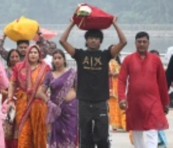 छठ मैया का पूजन करते श्रद्धालु। छठ मैया का पूजन करते श्रद्धालु।
