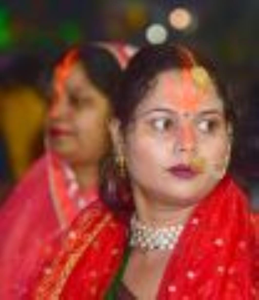 छठ मैया का पूजन करते श्रद्धालु। छठ मैया का पूजन करते श्रद्धालु।