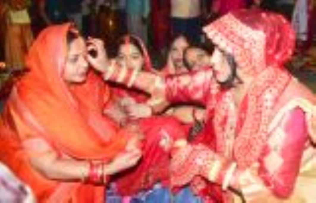 छठ मैया का पूजन करते श्रद्धालु। छठ मैया का पूजन करते श्रद्धालु।
