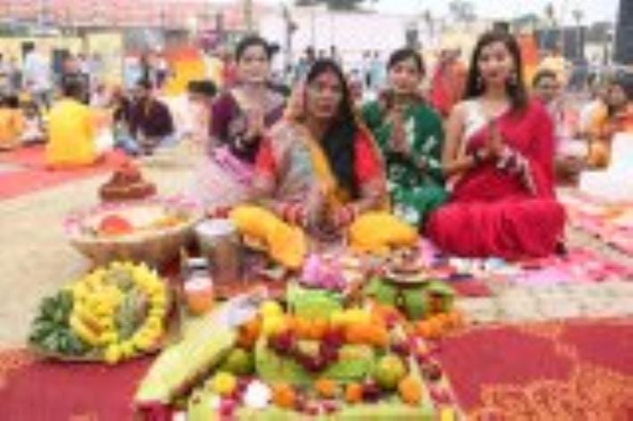 छठ मैया का पूजन करते श्रद्धालु। छठ मैया का पूजन करते श्रद्धालु।