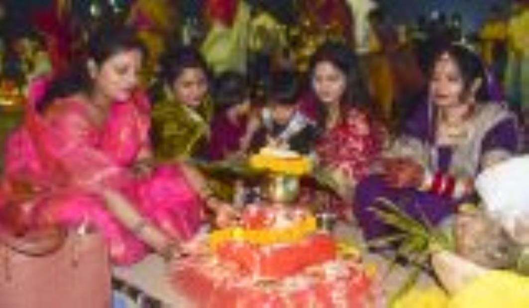 छठ मैया का पूजन करते श्रद्धालु। छठ मैया का पूजन करते श्रद्धालु।