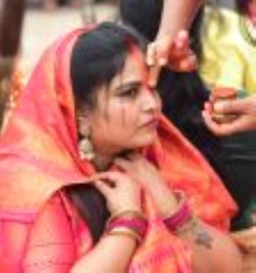 छठ मैया का पूजन करते श्रद्धालु। छठ मैया का पूजन करते श्रद्धालु।