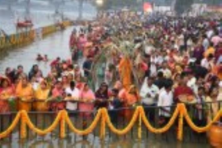 छठ मैया का पूजन करते श्रद्धालु। छठ मैया का पूजन करते श्रद्धालु।