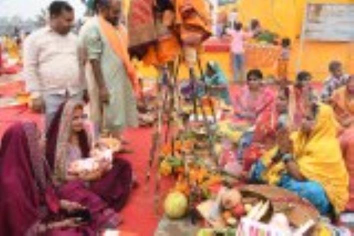 छठ मैया का पूजन करते श्रद्धालु। छठ मैया का पूजन करते श्रद्धालु।