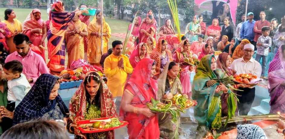 छठ पर्व पर उगते सूर्य को जल देती महिला श्रद्धालु। (मवाना) छठ पर्व पर उगते सूर्य को जल देती महिला श्रद्धालु। (मवाना)