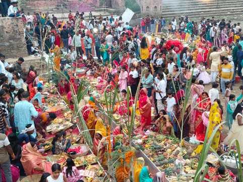 डूबते सूर्य को अर्घ्य अर्पित करतीं महिलाएं। संवाद डूबते सूर्य को अर्घ्य अर्पित करतीं महिलाएं। संवाद