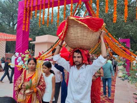डूबते सूर्य को अर्घ्य अर्पित करतीं महिलाएं। संवाद डूबते सूर्य को अर्घ्य अर्पित करतीं महिलाएं। संवाद