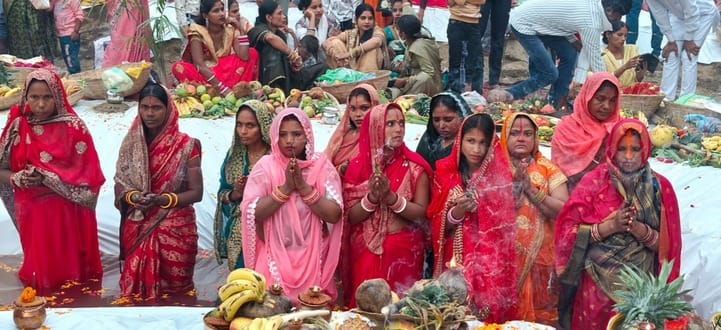 डूबते सूर्य को अर्घ्य अर्पित करतीं महिलाएं। संवाद डूबते सूर्य को अर्घ्य अर्पित करतीं महिलाएं। संवाद