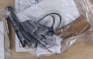 फोटो-01- पुलिस मुठभेड़ में घायल कपिल को ले जाते पुलिस कर्मी। स्रोत: पुलिस विभाग फोटो-01- पुलिस मुठभेड़ में घायल कपिल को ले जाते पुलिस कर्मी। स्रोत: पुलिस विभाग