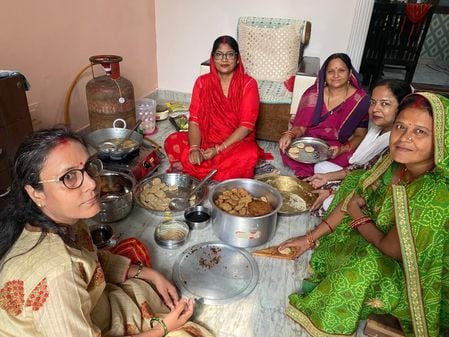 फोटो 19- सोनीपत की हाउसिंग बोर्ड कॉलोनी एक्सटेंशन में छठ महापर्व को लेकर बनाए गए घाट पर पानी मे फोटो 19- सोनीपत की हाउसिंग बोर्ड कॉलोनी एक्सटेंशन में छठ महापर्व को लेकर बनाए गए घाट पर पानी मे