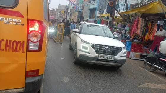 फोटो- 2 कादरीगेट चौराहे पर जाम में फंसकर कार में बैठे टीएसआई और साथी। संवाद फोटो- 2 कादरीगेट चौराहे पर जाम में फंसकर कार में बैठे टीएसआई और साथी। संवाद