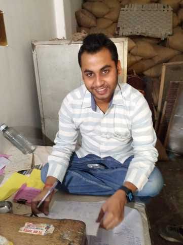 फोटो-28एयूआरपी12- गल्ला मंडी में बारिश से भीगीं धान की बोरियां। संवाद फोटो-28एयूआरपी12- गल्ला मंडी में बारिश से भीगीं धान की बोरियां। संवाद