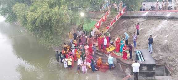 फोटो-28एयूआरपी17- उदयागामी सूर्य को अर्घ्य देतीं महिलाएं। संवाद फोटो-28एयूआरपी17- उदयागामी सूर्य को अर्घ्य देतीं महिलाएं। संवाद