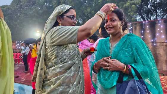 फोटो-28एयूआरपी17- उदयागामी सूर्य को अर्घ्य देतीं महिलाएं। संवाद फोटो-28एयूआरपी17- उदयागामी सूर्य को अर्घ्य देतीं महिलाएं। संवाद