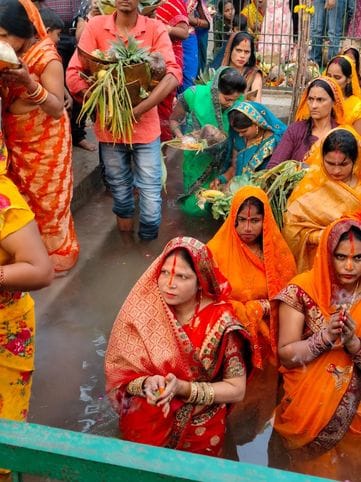 फोटो 34- सोनीपत की सब्जी मंडी में छठ पूजन के लिए बांस की टोकरी खरीदते श्रद्धालु। संवाद फोटो 34- सोनीपत की सब्जी मंडी में छठ पूजन के लिए बांस की टोकरी खरीदते श्रद्धालु। संवाद