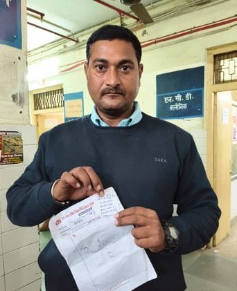 फोटो-5- दवा वितरण कक्ष के बाहर लगी मरीजों की भीड़। संवाद फोटो-5- दवा वितरण कक्ष के बाहर लगी मरीजों की भीड़। संवाद