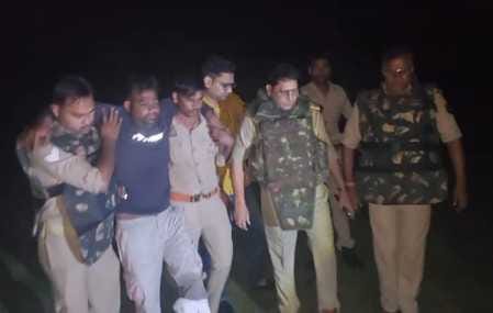 फोटो3 मुठभेड़ के बाद घटनास्थल का निरीक्षण कर एसपी ग्रामीण। स्रोत पुलिस विभाग
