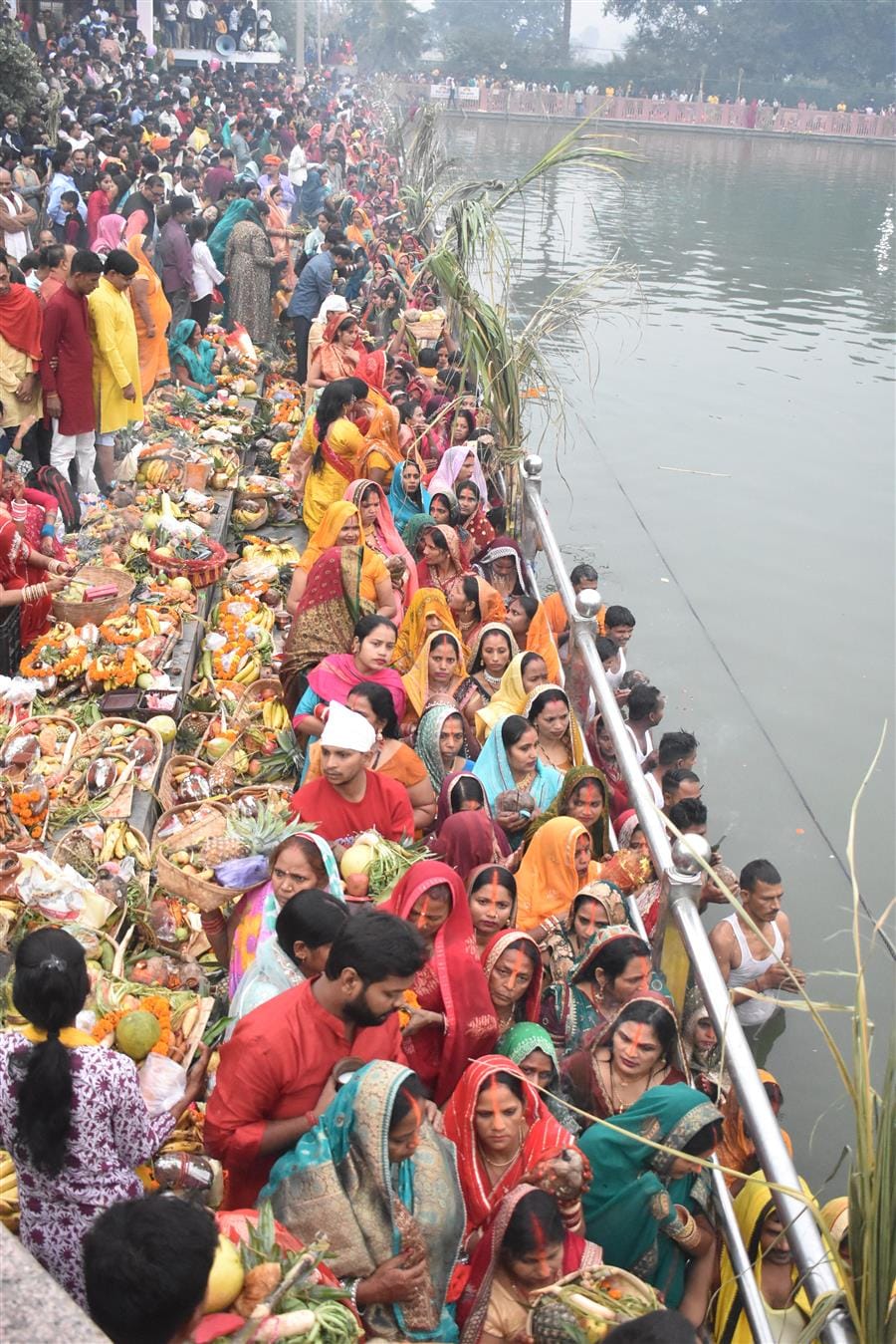 गगोल तीर्थ में छठ पूजन में सूरज को अर्द्ध देती महिलाएं....अमर उजाला। गगोल तीर्थ में छठ पूजन में सूरज को अर्द्ध देती महिलाएं....अमर उजाला।