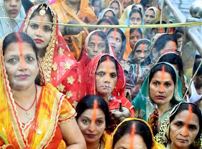 गगोल तीर्थ में छठ पूजन में सूरज को अर्द्ध देती महिलाएं....अमर उजाला। गगोल तीर्थ में छठ पूजन में सूरज को अर्द्ध देती महिलाएं....अमर उजाला।