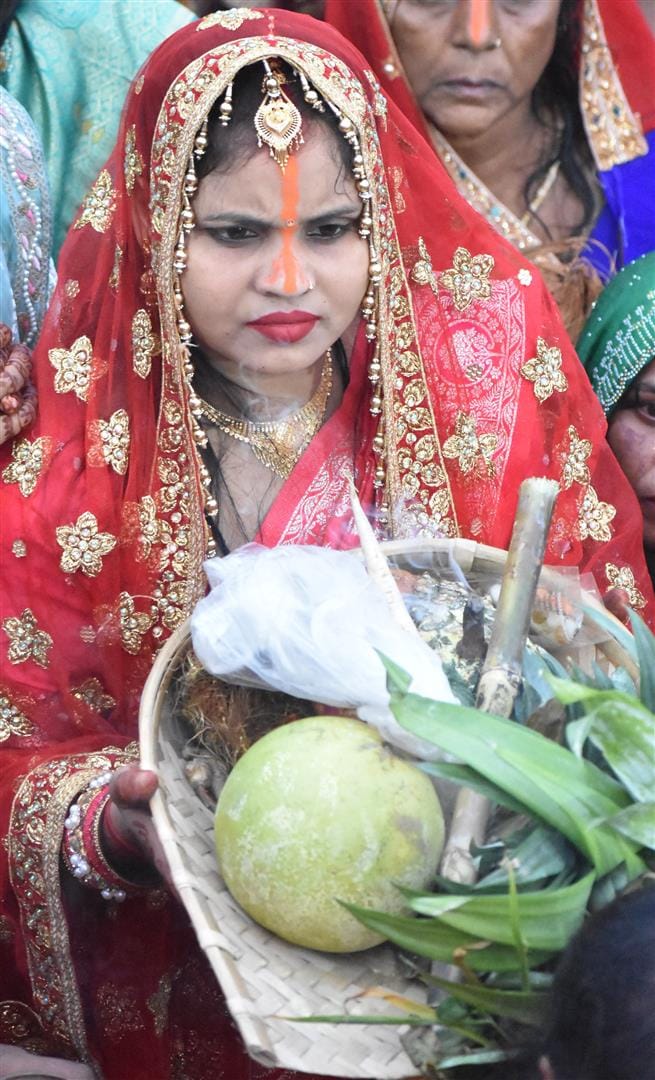 गगोल तीर्थ में छठ पूजन में सूरज को अर्द्ध देती महिलाएं....अमर उजाला। गगोल तीर्थ में छठ पूजन में सूरज को अर्द्ध देती महिलाएं....अमर उजाला।