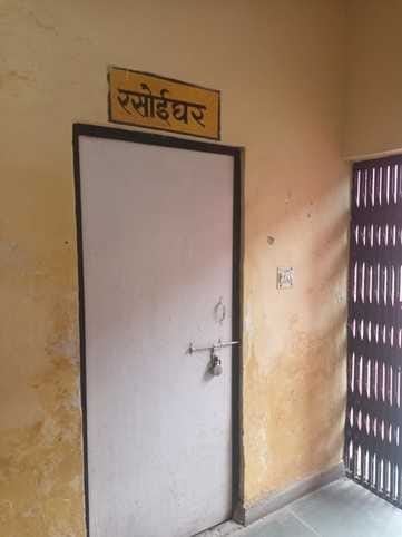 जिला अस्पताल के रैन बसेरे में पड़े बेड। संवाद