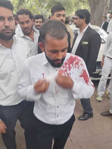 कचहरी में अधिवक्ता पर चाकू से हमला करने वाले दोनों आरोपी पकड़े घायल अधिवक्ता कचहरी में अधिवक्ता पर चाकू से हमला करने वाले दोनों आरोपी पकड़े घायल अधिवक्ता