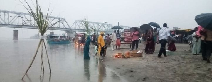 कछला गंगा घाट पर अस्ताचलगामी सूर्य को अर्घ्य देकर छठी मइया की पूजा करती महिलाएं। संवाद