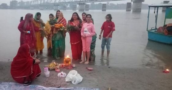 कछला गंगा घाट पर अस्ताचलगामी सूर्य को अर्घ्य देकर छठी मइया की पूजा करती महिलाएं। संवाद