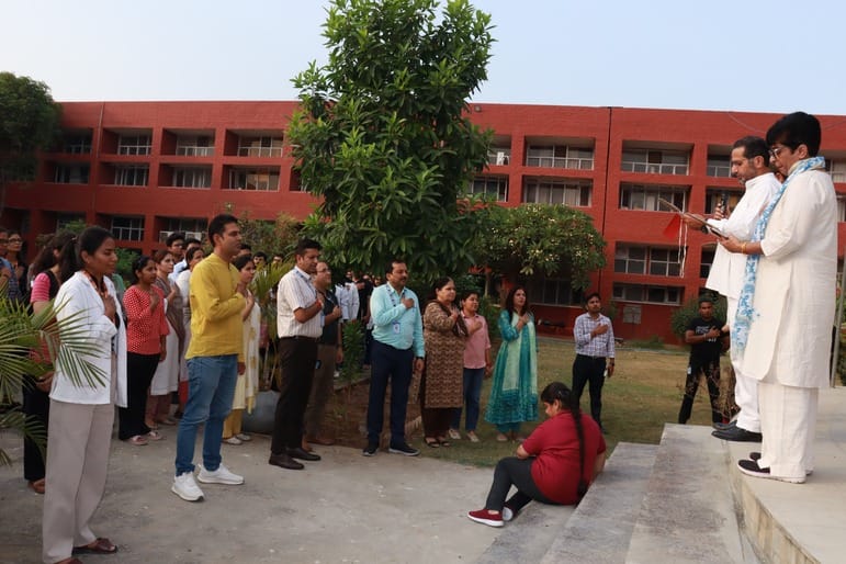 कुरुक्षेत्र। कार्यक्रम के दौरान सतर्कता की शपथ लेते विद्यार्थी व शिक्षक। विज्ञप्ति कुरुक्षेत्र। कार्यक्रम के दौरान सतर्कता की शपथ लेते विद्यार्थी व शिक्षक। विज्ञप्ति