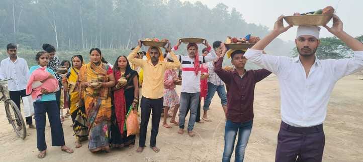 कस्बे की बी ब्लॉक में छठ पूजा करती महिलाएं श्रोत संवाद