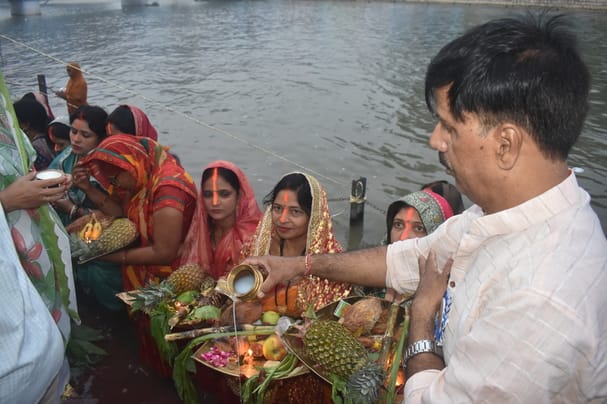 खुर्जा की मुंडाखेड़ा नहर घाट पर छठ पर्व पर उगते सूरज को अर्ध्य देतीं महिलाएं । संवाद खुर्जा की मुंडाखेड़ा नहर घाट पर छठ पर्व पर उगते सूरज को अर्ध्य देतीं महिलाएं । संवाद