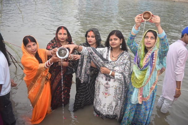 खुर्जा की मुंडाखेड़ा नहर घाट पर छठ पर्व पर उगते सूरज को अर्ध्य देतीं महिलाएं । संवाद खुर्जा की मुंडाखेड़ा नहर घाट पर छठ पर्व पर उगते सूरज को अर्ध्य देतीं महिलाएं । संवाद