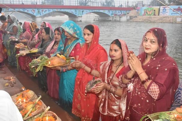 खुर्जा की मुंडाखेड़ा नहर घाट पर छठ पर्व पर उगते सूरज को अर्ध्य देतीं महिलाएं । संवाद खुर्जा की मुंडाखेड़ा नहर घाट पर छठ पर्व पर उगते सूरज को अर्ध्य देतीं महिलाएं । संवाद