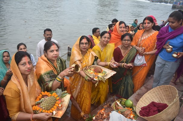 खुर्जा की मुंडाखेड़ा नहर घाट पर छठ पर्व पर उगते सूरज को अर्ध्य देतीं महिलाएं । संवाद खुर्जा की मुंडाखेड़ा नहर घाट पर छठ पर्व पर उगते सूरज को अर्ध्य देतीं महिलाएं । संवाद