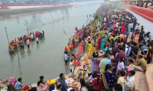 खुर्जा की मुंडाखेड़ा नहर घाट पर छठ पर्व पर उगते सूरज को अर्ध्य देतीं महिलाएं । संवाद खुर्जा की मुंडाखेड़ा नहर घाट पर छठ पर्व पर उगते सूरज को अर्ध्य देतीं महिलाएं । संवाद