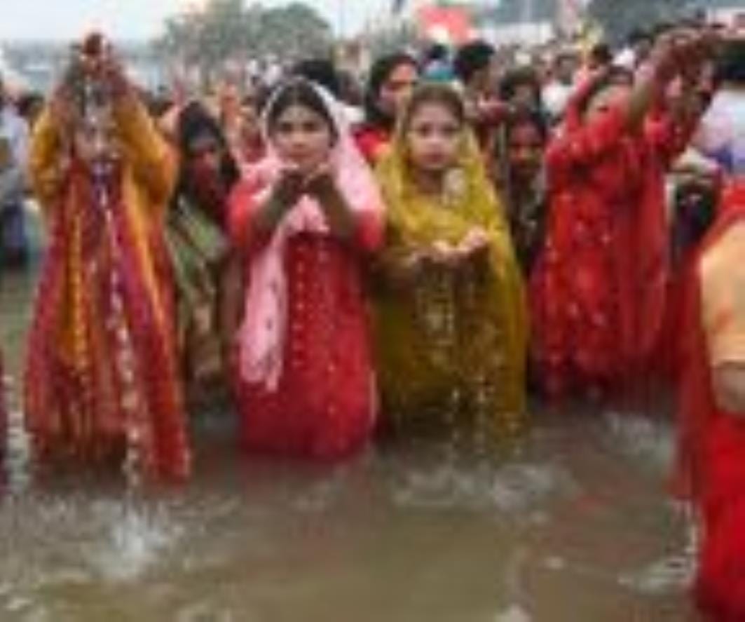 लक्ष्मण मेला मैदान व संझया घाट पर सोमवार शाम श्रद्दाुलु उमड़े। लक्ष्मण मेला मैदान व संझया घाट पर सोमवार शाम श्रद्दाुलु उमड़े।